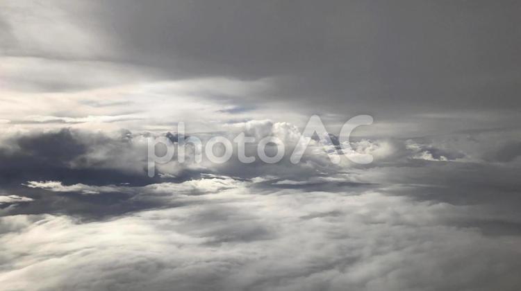 雲の上の世界（機内からの眺め） 雲の上,大きな雲,青空の写真素材