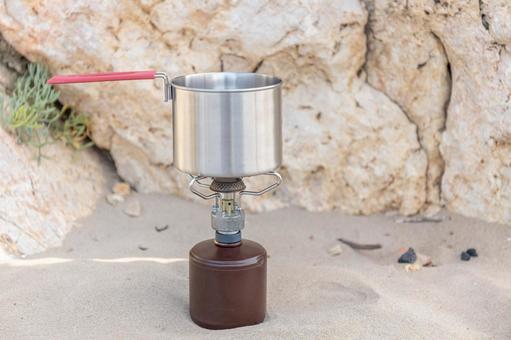 屋外で使用中の調理器具 鍋,ガスバーナー,調理の写真素材