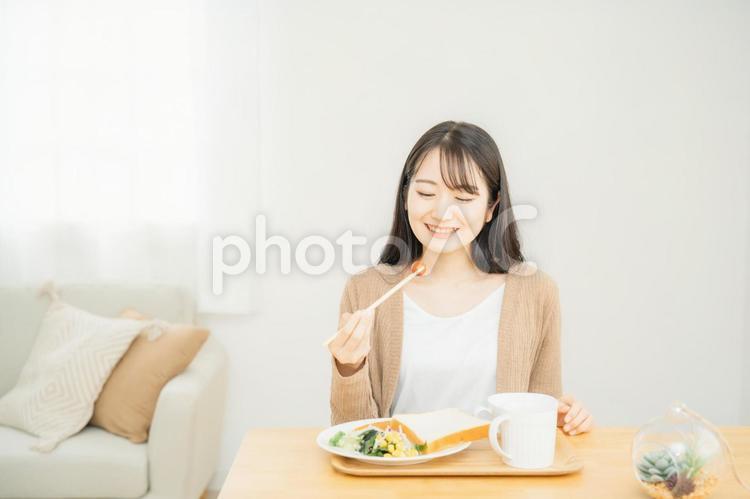野菜を食べる女性（朝食） 野菜,朝食,生野菜の写真素材