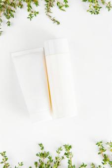 植物と2本の詰め替え容器(白背景) 植物と2本の詰め替え容器(白背景) モックアップ,物撮り,化粧品の写真素材