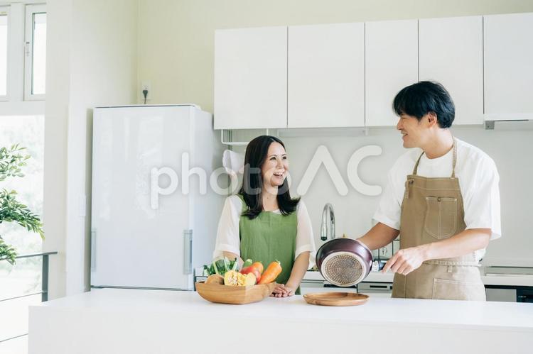 家事を手伝う男性と女性（主夫） 夫婦,キッチン,料理の写真素材