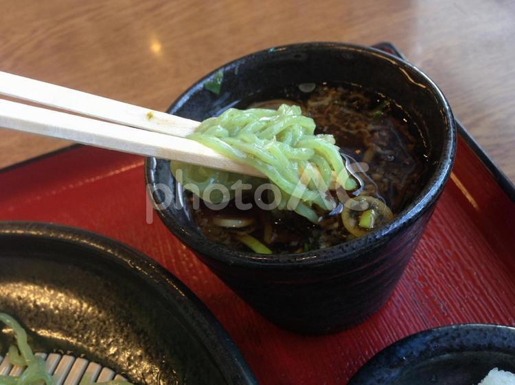 野菜を練りこんだ緑の冷やし麺の麺リフト 緑色,麺,ラーメンの写真素材
