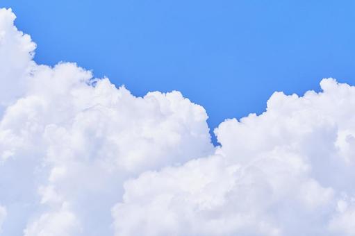 気持ちの良い真っ白な積雲と青い空のアップ 気持ちの良い真っ白な積雲と青い空のアップの写真