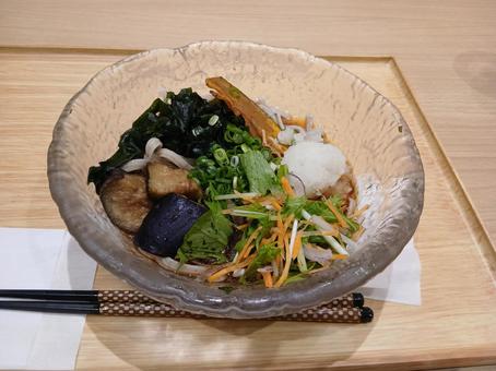 七穀うどん~野菜とワカメ 七穀うどん~野菜とワカメ 野菜,七穀うどん,麺類の写真素材