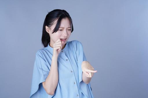 きゃーっとおびえる青い服の女性の写真