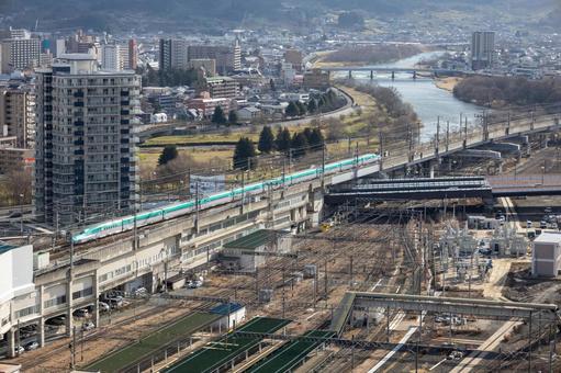盛岡マリオス展望台から見た東北新幹線 盛岡マリオス展望台から見た東北新幹線の写真