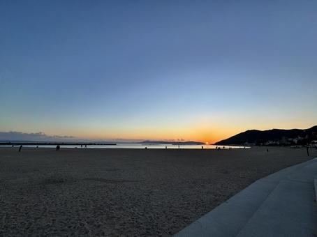 広がる空が開放感と静けさを感じさせる風景 空,青空,雲の写真素材
