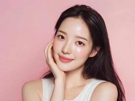 透明感あふれる20代女性の笑顔 透明感あふれる20代女性の笑顔の写真