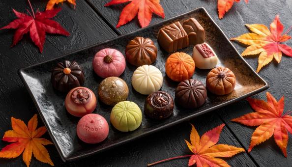 秋の紅葉と和菓子 秋の紅葉と和菓子の写真