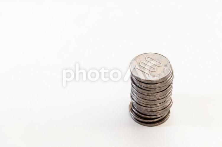 白い机の上に積み上げられた百円玉 百円玉,積む,たくさんの写真素材