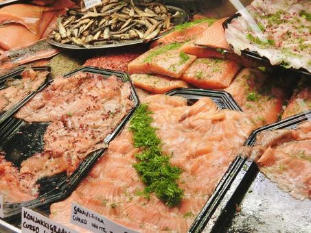 フィンランドの市場のサーモンと小さな魚 フィンランドの市場のサーモンと小さな魚の写真