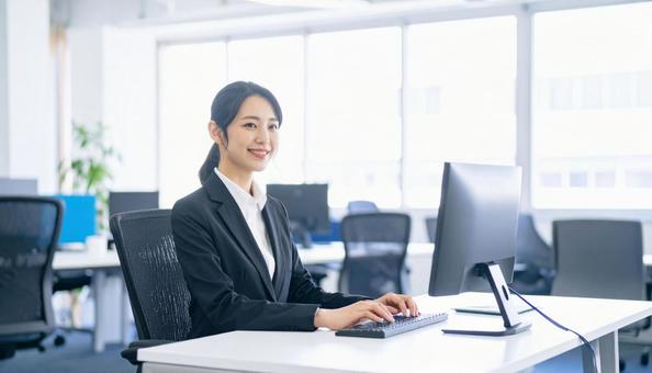 パソコンで仕事する女性会社員 スーツ パソコンで仕事する女性会社員 スーツの写真