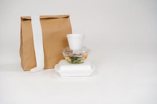 レシートのついた紙袋と料理の入ったフードパック 配達,フードデリバリー,デリバリーの写真素材