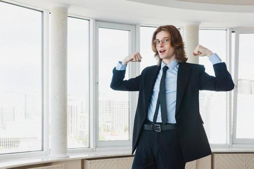 カメラ目線で力こぶポーズの外国人男性の写真