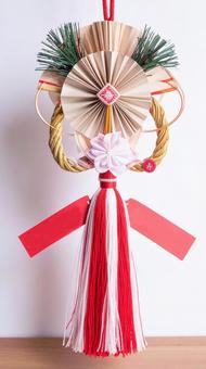 お正月飾り　吊るす　縦型　白背景　年賀の写真