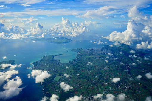飛行機から眺める宮古島とエメラルドの海 宮古島,沖縄,離島の写真素材