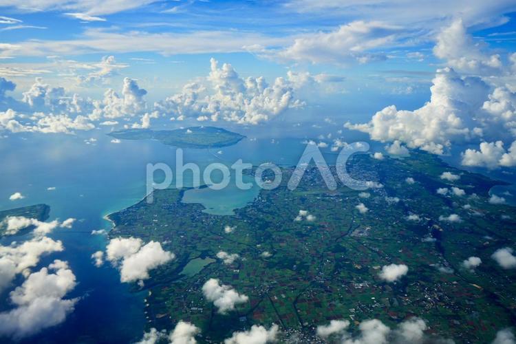 飛行機から眺める宮古島とエメラルドの海 宮古島,沖縄,離島の写真素材