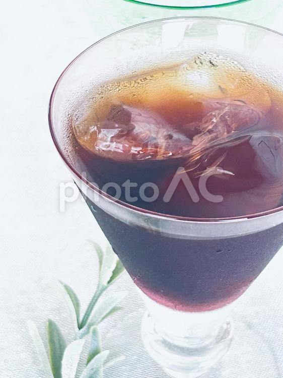 アイスコーヒーとかわいいグラス 飲み物,薄いカラフルガラス,グレーの写真素材