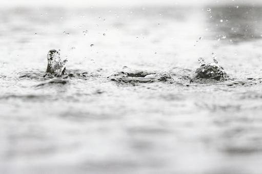 水面で跳ねる雨粒のスプラッシュ 水面で跳ねる雨粒のスプラッシュの写真