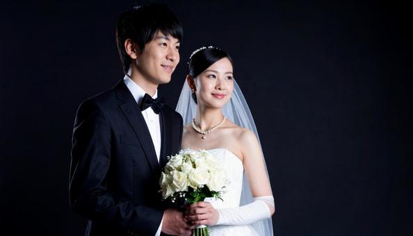 向かい合う新郎新婦 向かい合う新郎新婦の写真