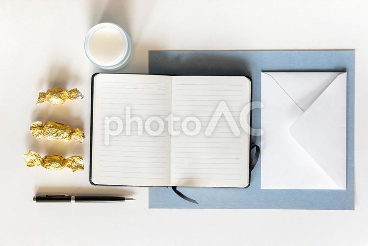 開いた手帳やキャンディ包みが並んでいる モックアップ,物撮り,キャンディ包みの写真素材