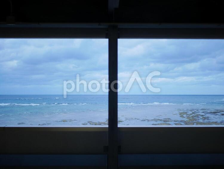 枠から見える海辺の景色 水域,海,浜の写真素材