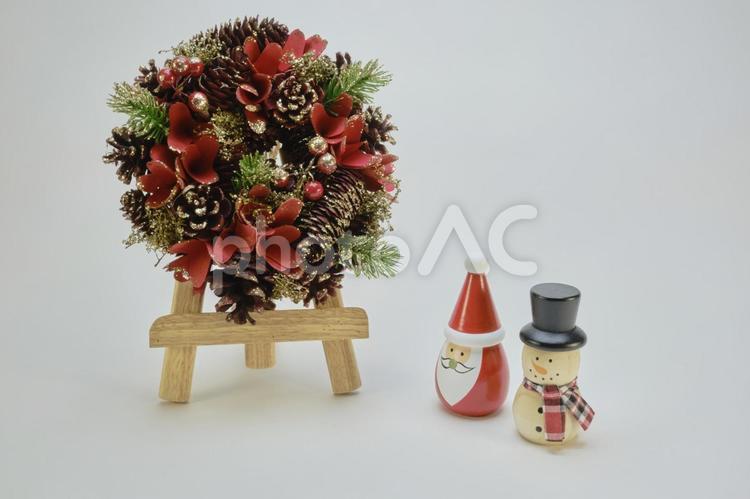 クリスマスリースとサンタ等の置物 背景,クリスマス,お祝いの写真素材