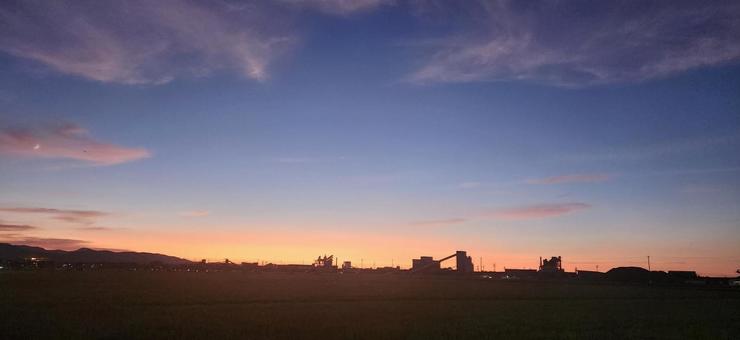 夕暮れの中の街並み 夕暮れの中の街並みの写真
