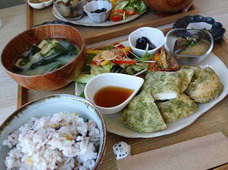鶏肉の磯辺揚げランチプレート 鶏肉の磯辺揚げランチプレートの写真