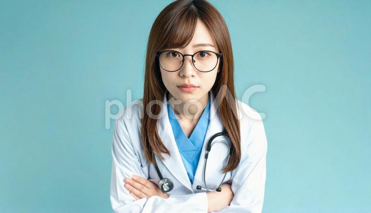 厳しい表情の女性医師 女性,医師,人物の写真素材