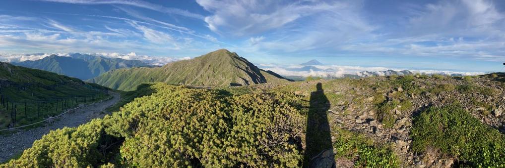 荒川中岳山頂より 悪沢岳と富士山と影 荒川中岳山頂より 悪沢岳と富士山と影の写真