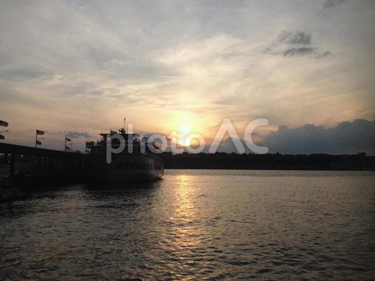 ニューヨーク　船上からの夕焼け ニューヨークの写真素材