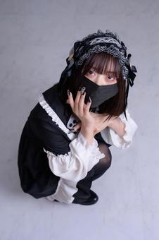 黒マスクをつけて見上げる地雷系女子 黒マスクをつけて見上げる地雷系女子 上目遣い,20代,女性の写真素材
