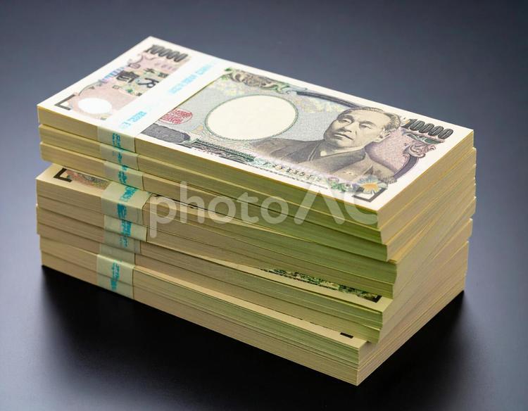 積み上げた札束 お金,紙幣,札束の写真素材