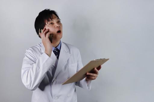 電話で指示を出す医師 医師,電話,白衣の写真素材