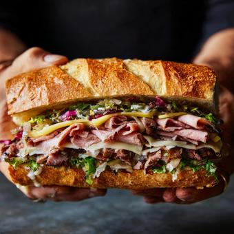 香ばしいパンと新鮮な具材のハーモニーの写真