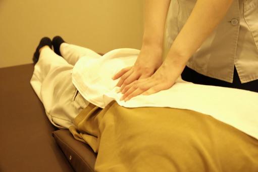 男性の腰を施術する　 手,整骨院,施術の写真素材