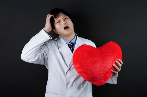 心臓の痛みを訴える医者 心臓の痛みを訴える医者 医者,白衣,男性の写真素材