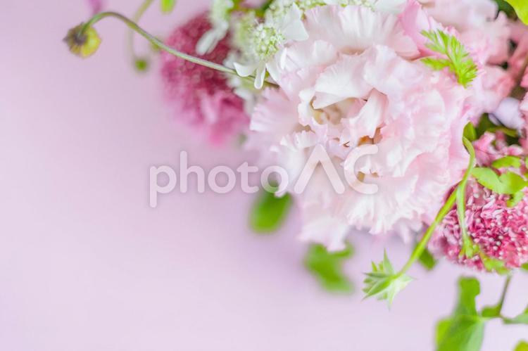 ピンクの花のブーケ　ボタニカルフレーム 花束,トルコキキョウ,バレンタインの写真素材