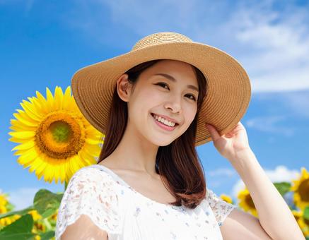 ひまわり・麦わら帽子の彼女の写真