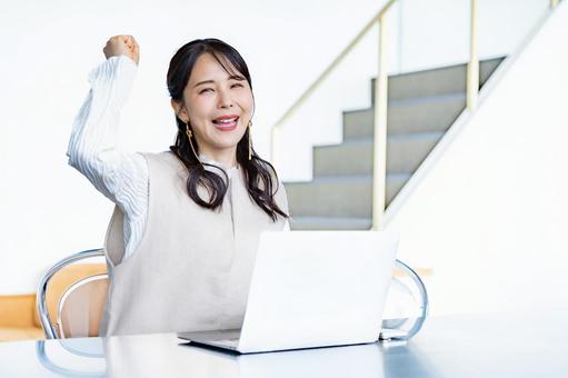 パソコン仕事をする女性 女性,ノートパソコン,パソコンの写真素材