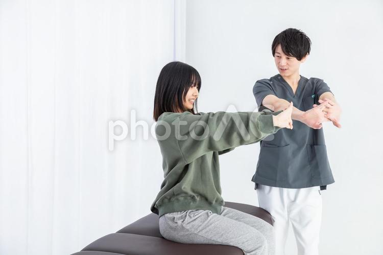 施術をする整体師と患者　 男性,整体師,マッサージの写真素材