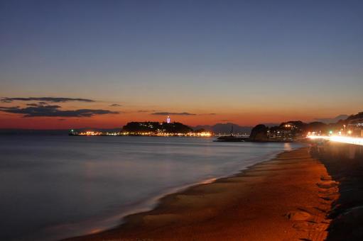 湘南海岸から見る夕暮れ時の江の島 湘南海岸から見る夕暮れ時の江の島の写真