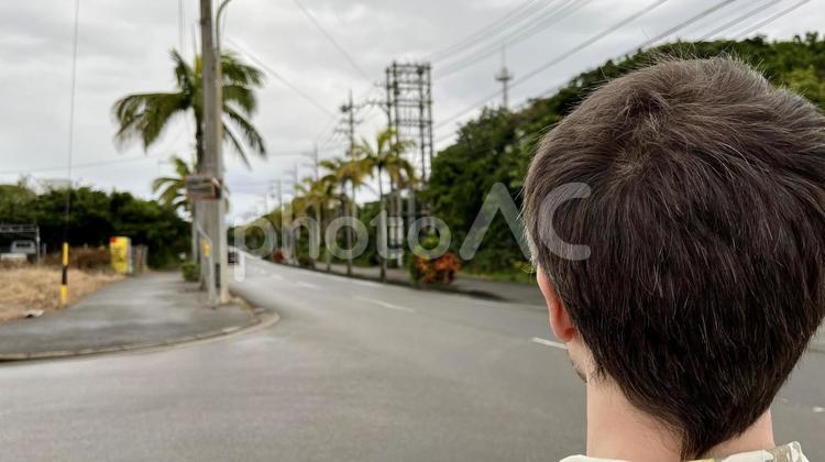 曇った日の南国と男性 曇り,男性,後ろ姿の写真素材