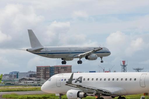 福岡空港の夕方の着陸シーンの写真