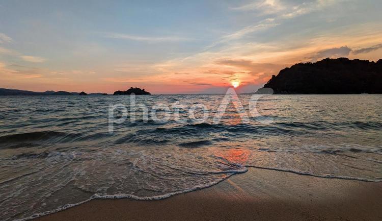 鴨池海岸の夕日-15 今治市,大西町,鴨池海岸の写真素材