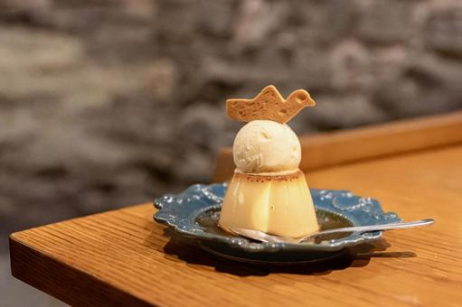 小鳥クッキーを飾ったプリンとバニラアイス 小鳥クッキーを飾ったプリンとバニラアイスの写真