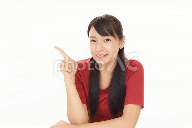 指示する笑顔の女性 女性,女,笑顔の写真素材