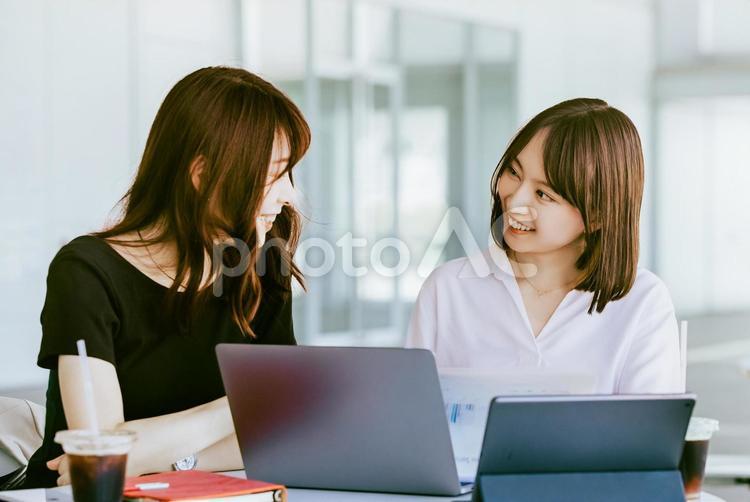 ミーティングをする2人のビジネスウーマン 女性,ビジネス,ビジネスウーマンの写真素材