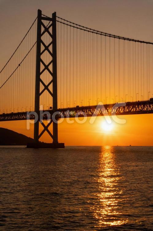 明石海峡大橋の夕景 明石海峡大橋,夕景,夕日の写真素材